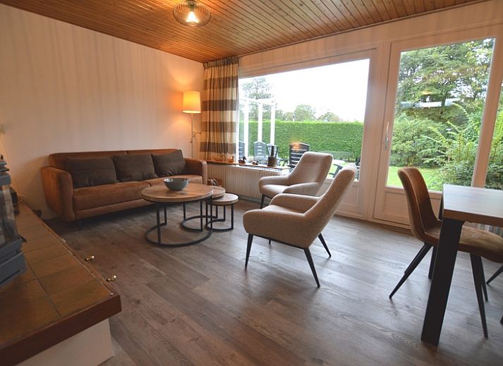 Vakantiehuis de Parel 234 in De Dennen, Texel met zonnig terras en groene tuin.