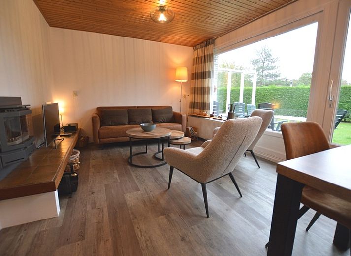 Vakantiehuis de Parel 234 in De Dennen, Texel met zonnig terras en groene tuin.