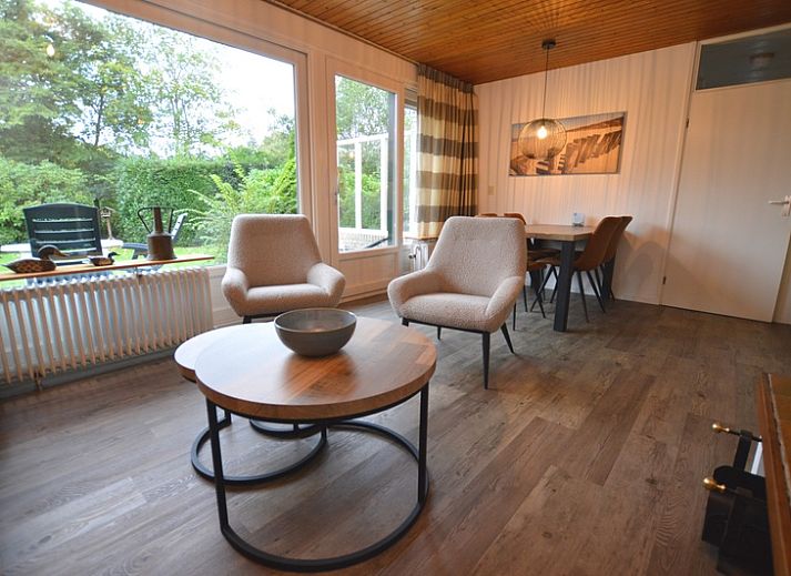 Gezellige woonkamer in Vakantiehuis de Parel 234, De Dennen, Texel met uitzicht op de tuin.