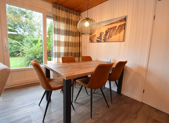 Gezellige woonkamer in Vakantiehuis de Parel 234, De Dennen, Texel met uitzicht op de tuin.