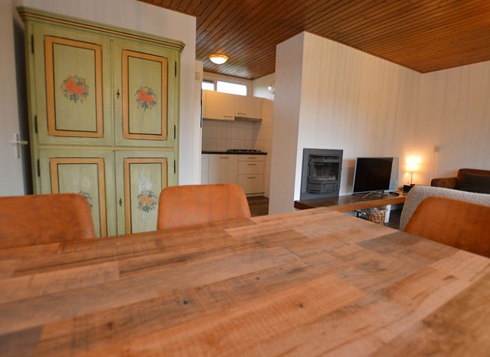 Gezellige woonkamer in Vakantiehuis de Parel 234, De Dennen, Texel met uitzicht op de tuin.