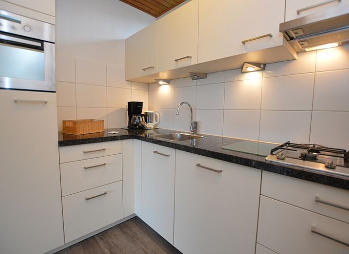 Gezellige woonkamer in Vakantiehuis de Parel 234, De Dennen, Texel met uitzicht op de tuin.