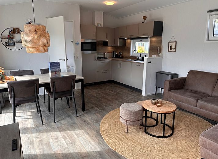 Chalet Wulk in Vakantiepark de Bremakker, Texel, offers a serene wooded setting in De Dennen.