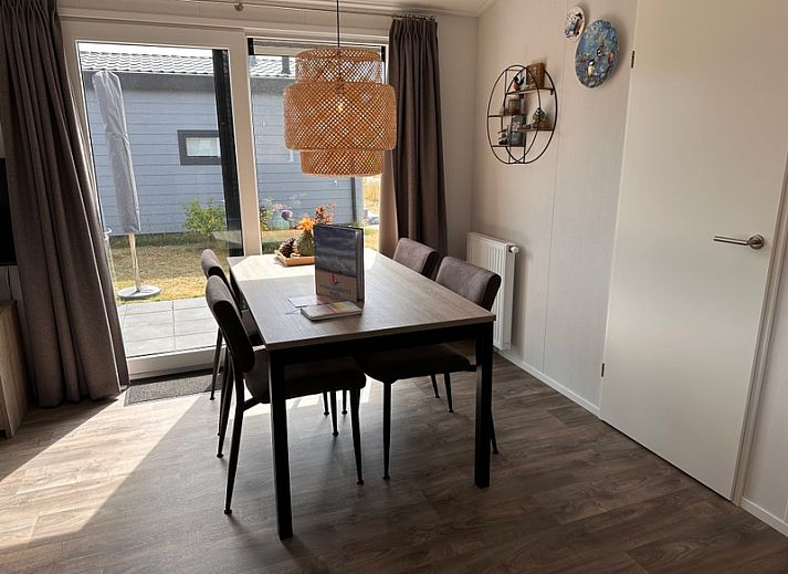 Chalet Wulk in Vakantiepark de Bremakker, Texel, offers a serene wooded setting in De Dennen.