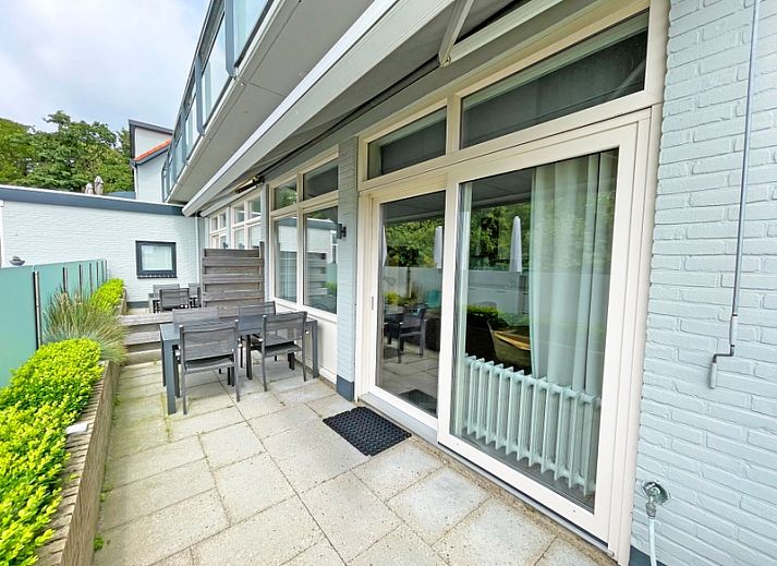 Cozy sitting area in Apartment Bos en Duin 02, De Dennen, Texel with comfortable sofas and cozy decorations.