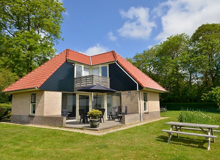Ferienhaus Roodborstje in De Dennen, Texel, umgeben von gruener Natur.