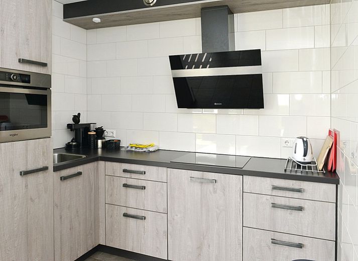 Roodborstje Ferienhaus mit Terrasse in De Dennen, Texel, umgeben von Baeumen.