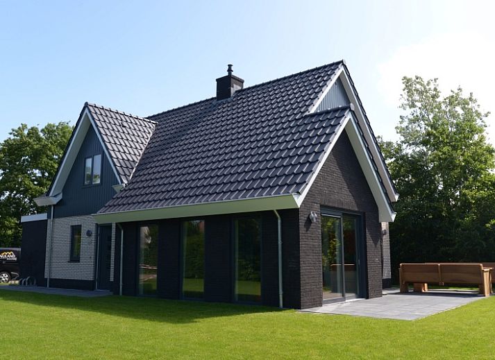 Geniet van de moderne buitenkant van vakantiehuis Bungalowpark 't Hoogelandt - De Zandkes in De Dennen, Texel.