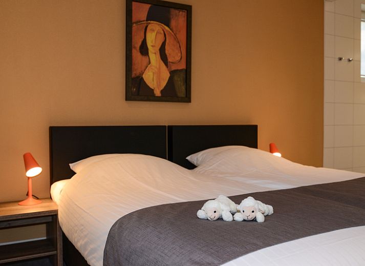 Geniet van de moderne buitenkant van vakantiehuis Bungalowpark 't Hoogelandt - De Zandkes in De Dennen, Texel.