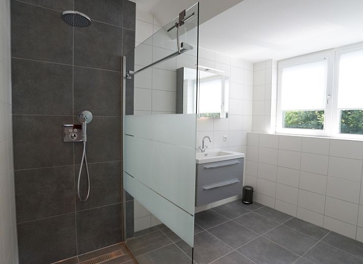 Ruim terras van Bungalowpark 't Hoogelandt - De Zandkes, vakantiehuis in De Dennen, Texel.