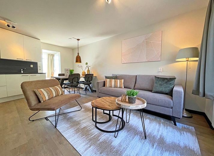 Stilvolles Wohnzimmer im Appartement Bos en Duin 09, De Dennen, Texel mit modernen Moebeln und bequemen Sitzgelegenheiten.