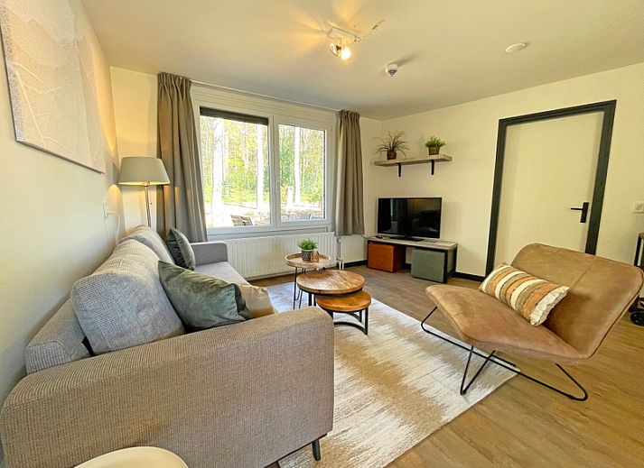 Stilvolles Wohnzimmer im Appartement Bos en Duin 09, De Dennen, Texel mit modernen Moebeln und bequemen Sitzgelegenheiten.