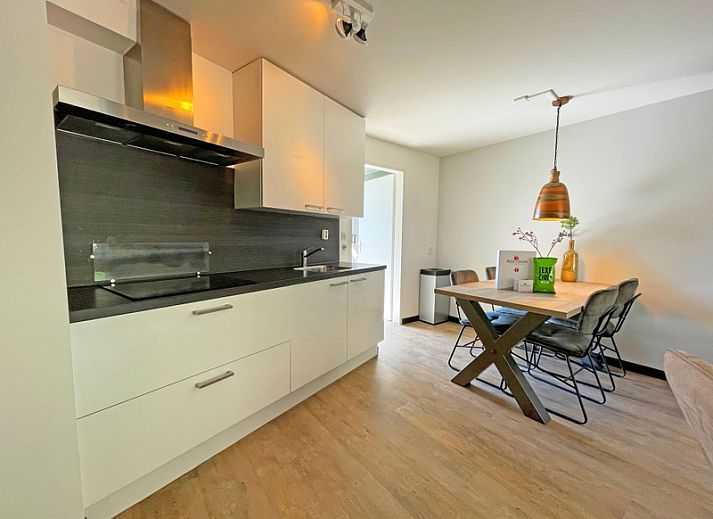 Stilvolles Wohnzimmer im Appartement Bos en Duin 09, De Dennen, Texel mit modernen Moebeln und bequemen Sitzgelegenheiten.