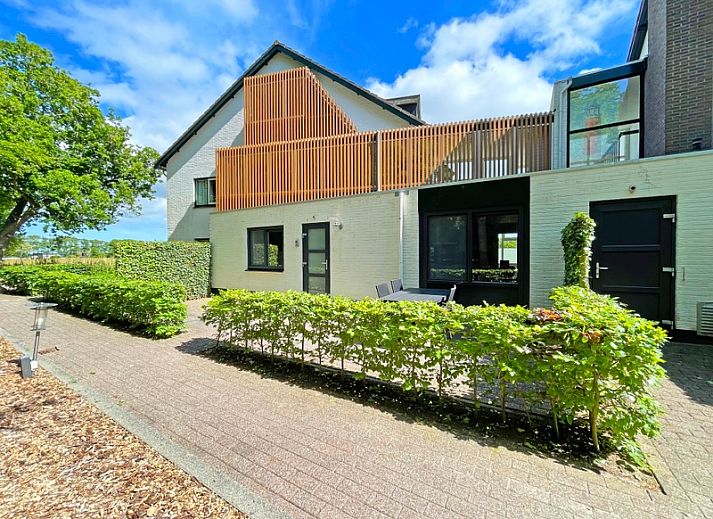 Gemuetliche Sitzecke im Apartment Bos en Duin 09, Ferienunterkunft in De Dennen, Texel mit Sofa und Sesseln.