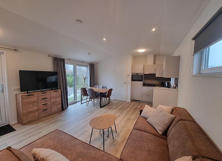 Gemuetliches Wohnzimmer mit offener Kueche im Vakantiepark de Bremakker, Weideveld 75, De Dennen, Texel.