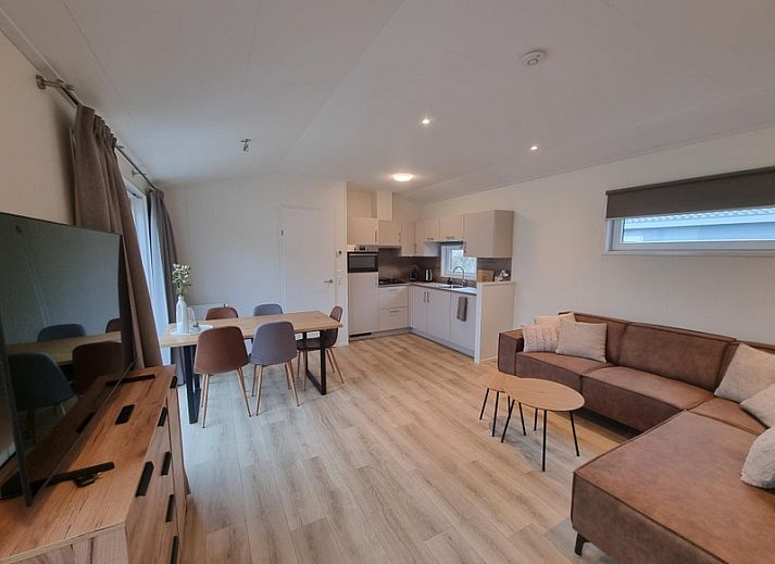 Gemuetliches Wohnzimmer mit offener Kueche im Vakantiepark de Bremakker, Weideveld 75, De Dennen, Texel.