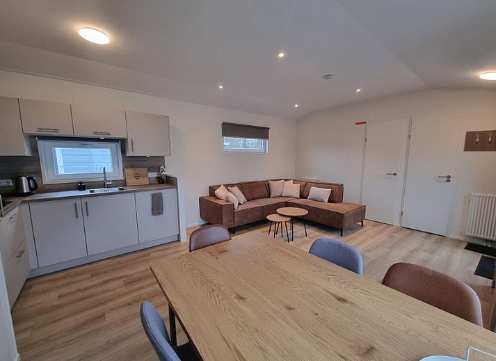 Gemuetliches Wohnzimmer mit offener Kueche im Vakantiepark de Bremakker, Weideveld 75, De Dennen, Texel.