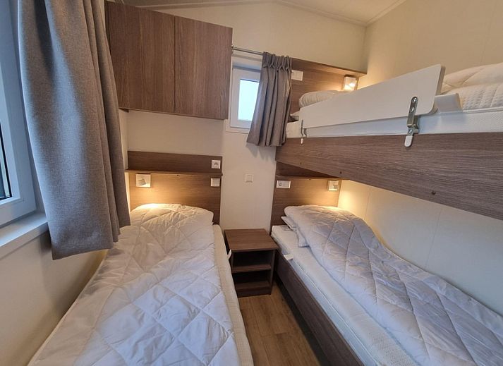 Modern eingerichtetes Wohnzimmer mit Essecke im Ferienhaus de Bremakker, Weideveld 75, De Dennen, Texel.