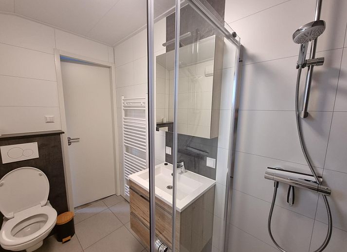 Modern eingerichtetes Wohnzimmer mit Essecke im Ferienhaus de Bremakker, Weideveld 75, De Dennen, Texel.