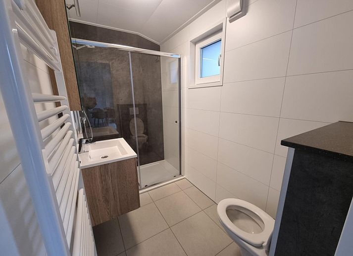 Modern eingerichtetes Wohnzimmer mit Essecke im Ferienhaus de Bremakker, Weideveld 75, De Dennen, Texel.