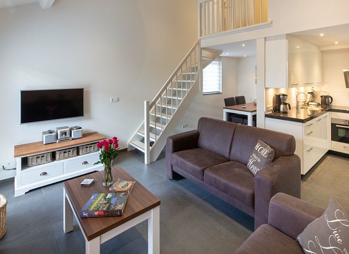 Ruim terras bij vakantiehuis Gortersmient 224 in Bungalowpark Gortersmient, De Dennen, Texel. Geniet van de natuur op de Waddeneilanden.