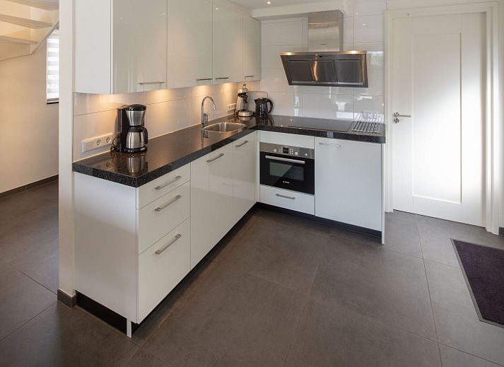 Ruim terras bij vakantiehuis Gortersmient 224 in Bungalowpark Gortersmient, De Dennen, Texel. Geniet van de natuur op de Waddeneilanden.