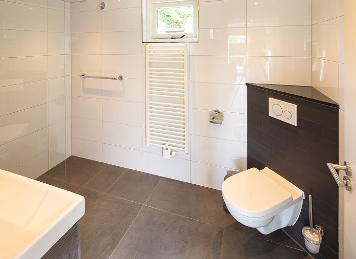 Gezellige woonkamer in vakantiehuis Gortersmient 224, Bungalowpark Gortersmient, De Dennen, Texel. Ideaal voor ontspanning op de Waddeneilanden.