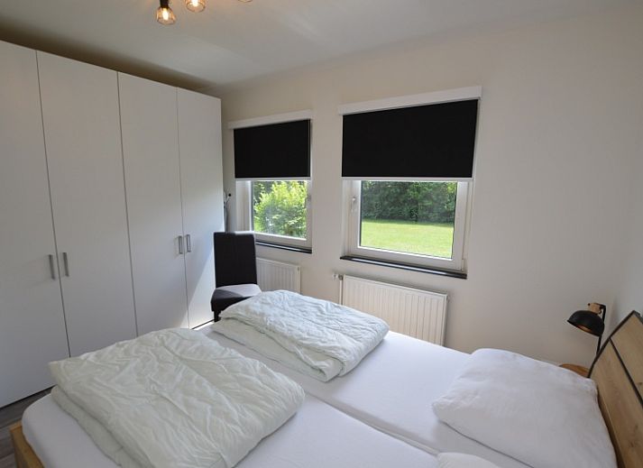 Gezellige woonkamer in Tempelierweg 17 vakantiehuis, De Dennen, Texel, met uitzicht op de tuin.