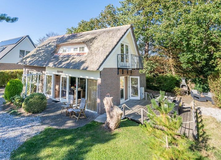 Country house Tempelierweg 22 in De Dennen, Texel, with charming thatched roof and spacious veranda.
