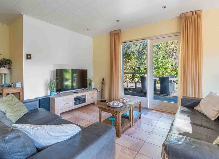 Country house Tempelierweg 22 in De Dennen, Texel, with charming thatched roof and spacious veranda.