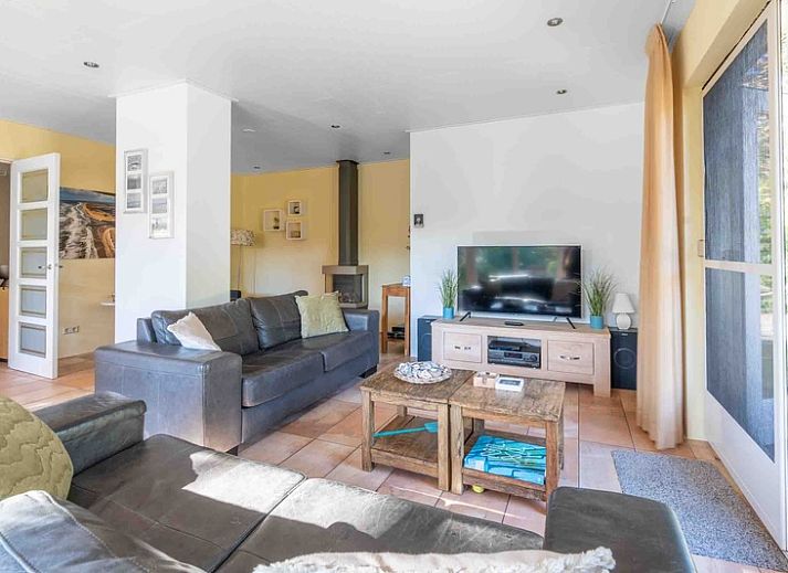 Country house Tempelierweg 22 in De Dennen, Texel, with charming thatched roof and spacious veranda.