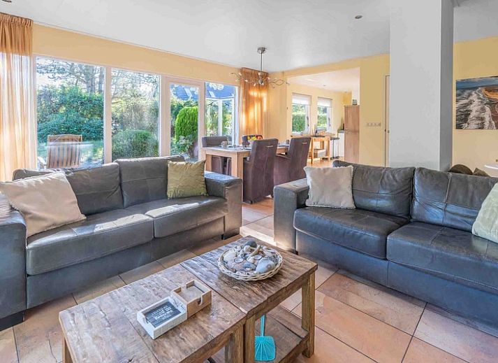 Country house Tempelierweg 22 in De Dennen, Texel, with charming thatched roof and spacious veranda.