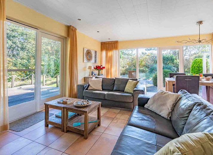 Vacation home Landhuis Tempelierweg 22 in De Dennen, Texel, surrounded by green nature.