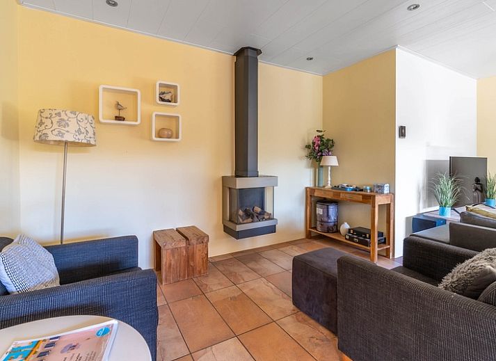 Vacation home Landhuis Tempelierweg 22 in De Dennen, Texel, surrounded by green nature.