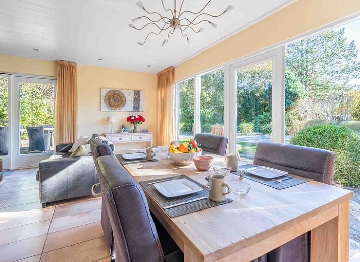 Vacation home Landhuis Tempelierweg 22 in De Dennen, Texel, surrounded by green nature.