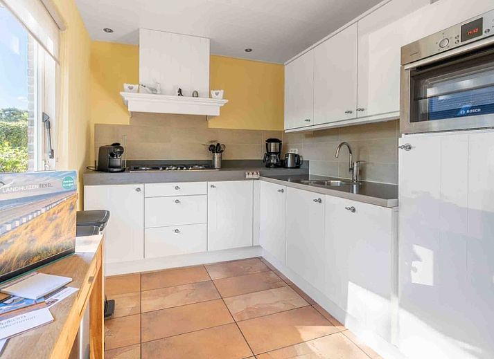 Vacation home Landhuis Tempelierweg 22 in De Dennen, Texel, surrounded by green nature.