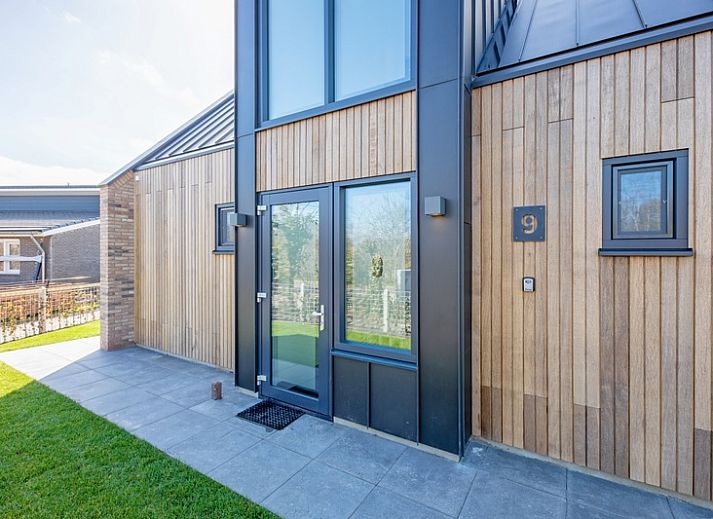 Vakantiehuis bij Bungalowpark 't Luwe Land - Nieuw Vredelust, De Dennen, Texel. Geniet van de serene natuur en zonnige veranda.