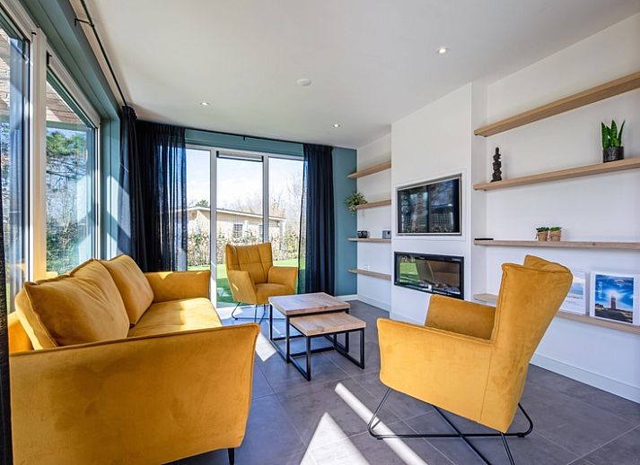 Vakantiehuis bij Bungalowpark 't Luwe Land - Nieuw Vredelust, De Dennen, Texel. Geniet van de serene natuur en zonnige veranda.