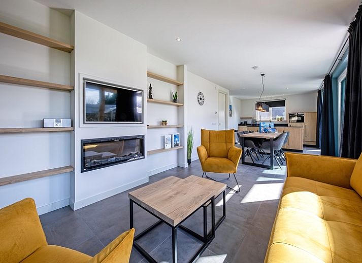 Vakantiehuis bij Bungalowpark 't Luwe Land - Nieuw Vredelust, De Dennen, Texel. Geniet van de serene natuur en zonnige veranda.