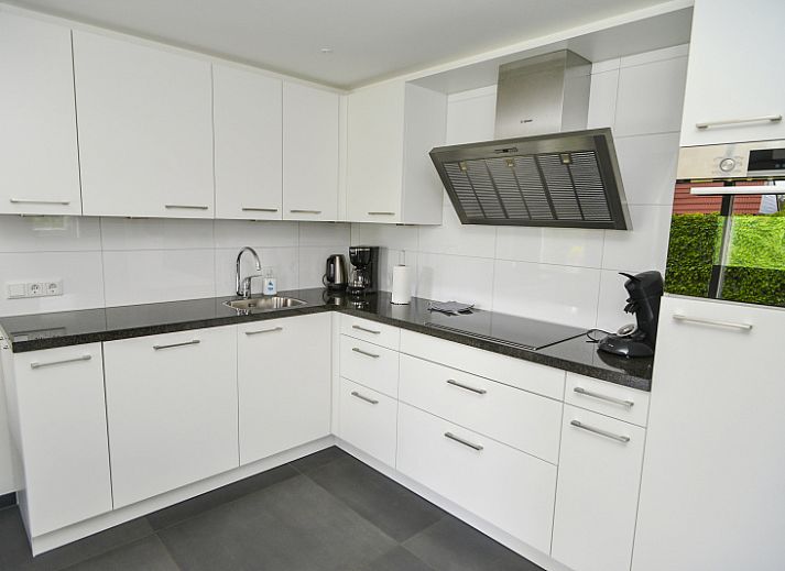 Geraeumige Terrasse im Ferienhaus Gortersmient 222 im Bungalowpark Gortersmient, De Dennen, Texel.