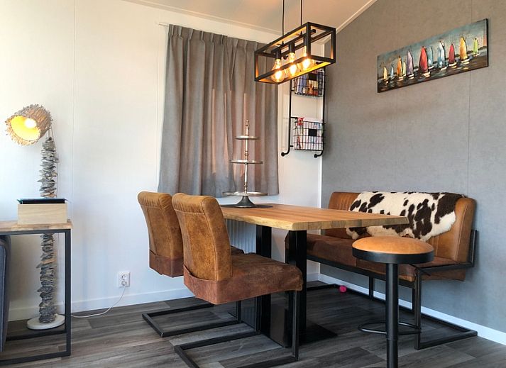 Gemuetliches Wohnzimmer im Ferienpark de Bremakker - Bosveld 121, De Dennen, Texel mit komfortabler Einrichtung und Blick auf die Natur.