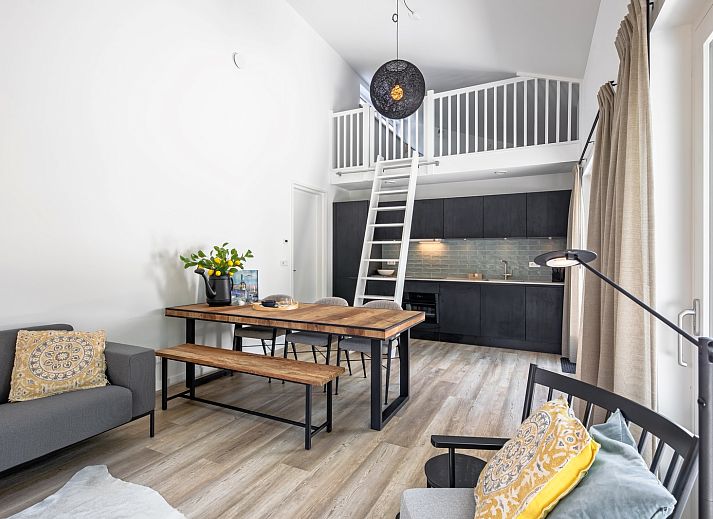 Geniet van de zonnige patio van vakantiehuis Tormentil in De Dennen, Texel, omgeven door weelderige natuur.