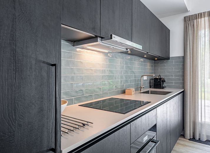 Ruim terras bij vakantiehuis Tormentil in De Dennen, Texel, perfect voor buiten dineren en ontspannen.