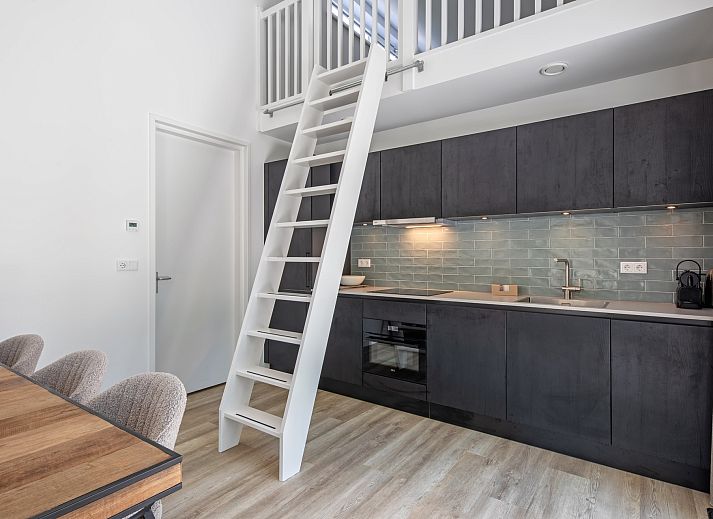 Ruim terras bij vakantiehuis Tormentil in De Dennen, Texel, perfect voor buiten dineren en ontspannen.