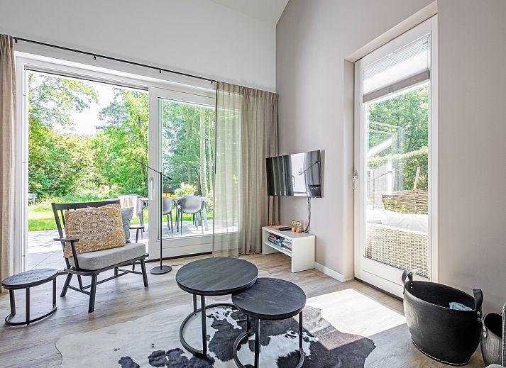 Ruim terras bij vakantiehuis Tormentil in De Dennen, Texel, perfect voor buiten dineren en ontspannen.