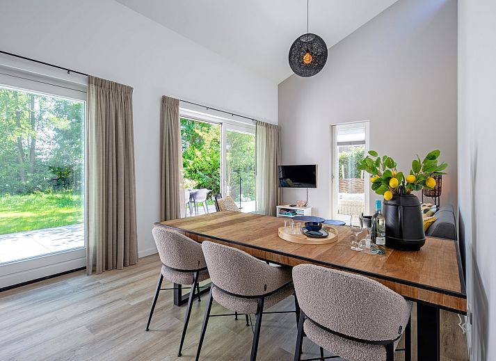 Ruim terras bij vakantiehuis Tormentil in De Dennen, Texel, perfect voor buiten dineren en ontspannen.