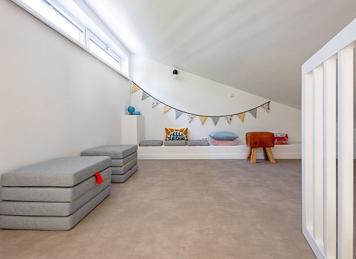 Ruim terras bij vakantiehuis Tormentil in De Dennen, Texel, perfect voor buiten dineren en ontspannen.