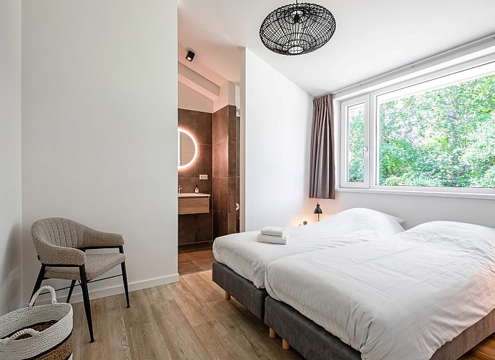 Uitzicht op de groene tuin vanaf het terras van vakantiehuis Tormentil in De Dennen, Texel.