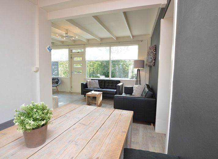 Stilvolles Wohnzimmer von Bungalow 't Hoogelandt 24, De Dennen, Texel mit modernen grauen Sofas und viel Tageslicht.