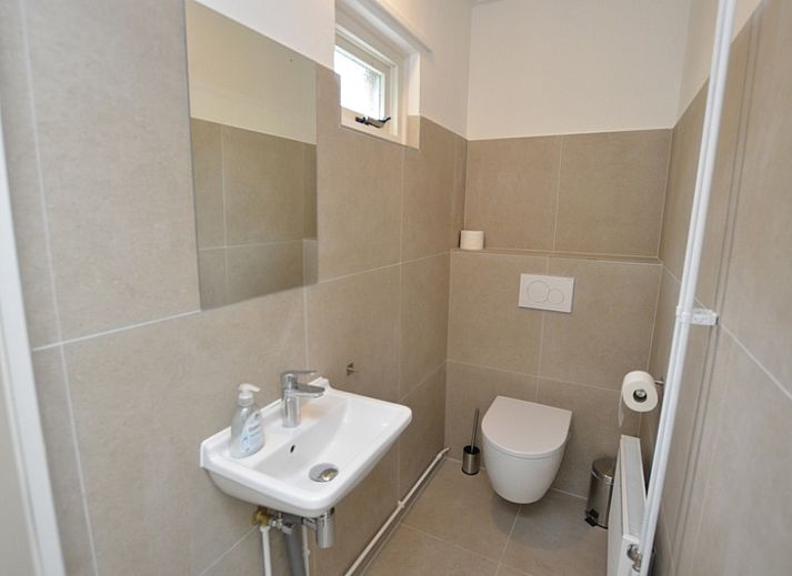 Geraeumiger Wohnraum im Bungalow 't Hoogelandt 24, De Dennen, Texel mit Wohn- und Essbereich in offener Bauweise.